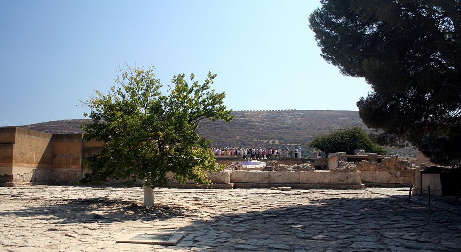 Big tour group at Knossos